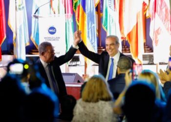 Luis Abinader y Leonel Fernández se abrazan y alzan la mano en señal de unidad