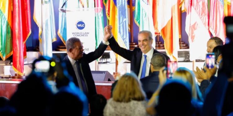 Luis Abinader y Leonel Fernández se abrazan y alzan la mano en señal de unidad