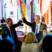 Luis Abinader y Leonel Fernández se abrazan y alzan la mano en señal de unidad