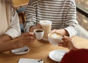 Es mejor beber agua antes o después del café: este es el efecto en los índices de glucemia