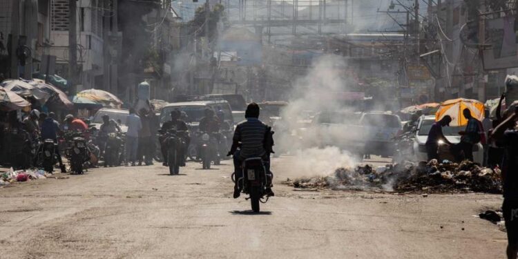 Puerto Príncipe en llamas: la coalición «Viv Ansanm» siembra el terror en la capital haitiana