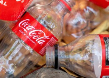 Adiós a las botellas de plástico: Coca-Cola instala máquinas expendedoras inversas que cambiarán tu forma de consumirla para siempre