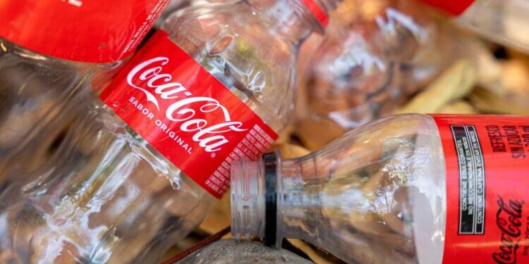 Adiós a las botellas de plástico: Coca-Cola instala máquinas expendedoras inversas que cambiarán tu forma de consumirla para siempre
