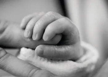 Madre agrede a su bebé de un mes, causándole fracturas de cráneo y costillas en Miches