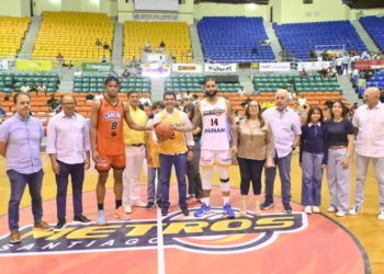 Arnaud realiza el saque de honor en partido entre Metros de Santiago y Cañeros del Este