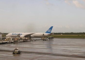 AILA inspecciona avión procedente de Madrid por alerta de bomba, que resultó falsa