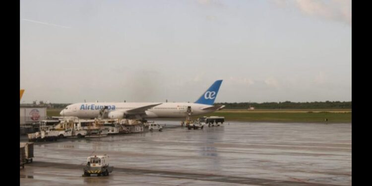 AILA inspecciona avión procedente de Madrid por alerta de bomba, que resultó falsa