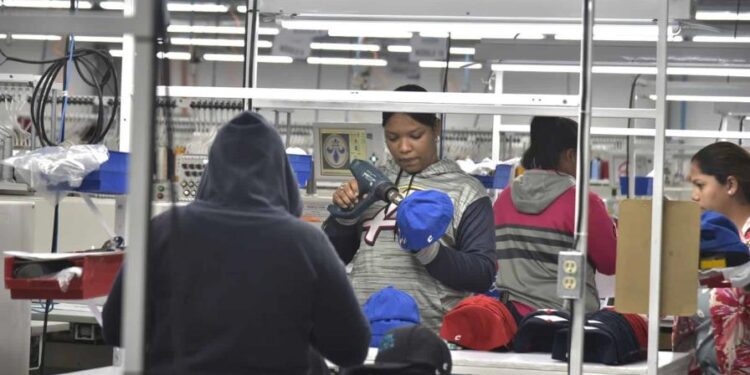 El mercado laboral crece con 121,164 nuevas personas ocupadas; desempleo e informalidad bajan