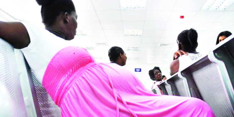 Hospitales ahorran unos RD$4,000 millones por reducción partos haitianas