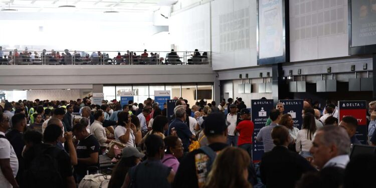 Fallo interno deja sin electricidad al AILA y provoca caos en la terminal