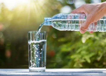 Consumidores de agua embotellada ingieren muchos más microplásticos que usuarios de agua del grifo, según un estudio