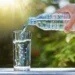Consumidores de agua embotellada ingieren muchos más microplásticos que usuarios de agua del grifo, según un estudio