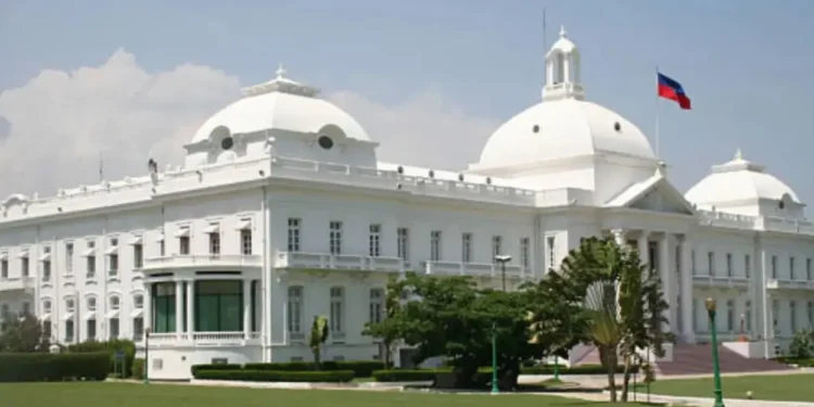 Tiroteo en los alrededores del Palacio Nacional de Haití obliga a evacuar a ministros