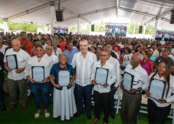 Abinader entrega 3,100 títulos de propiedad, de un total de 5,636, a familias en Palmarejo-Villa Linda