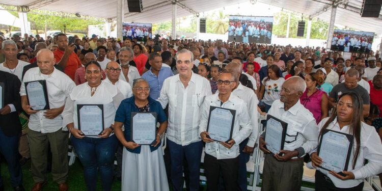 Abinader entrega 3,100 títulos de propiedad, de un total de 5,636, a familias en Palmarejo-Villa Linda