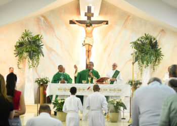 iglesia del sector arroyo hondo Monseñor Carlos Morel Diplán oficia primera misa en parroquia de Arroyo Hondo