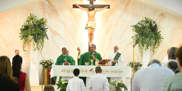 iglesia del sector arroyo hondo Monseñor Carlos Morel Diplán oficia primera misa en parroquia de Arroyo Hondo