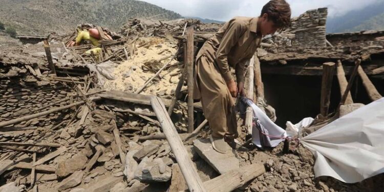 Potente terremoto sacude Afganistán; reportan varios muertos