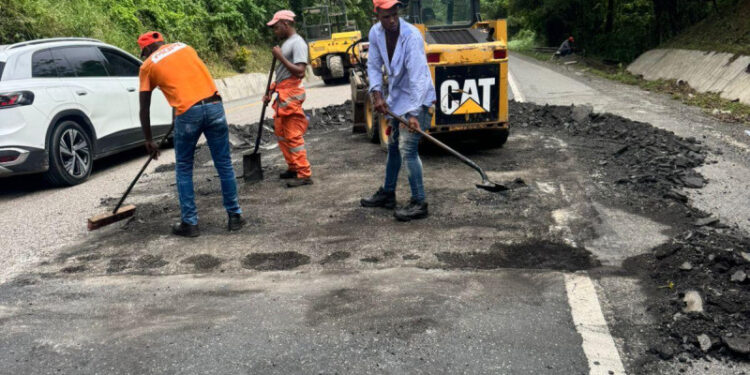 MOPC Obras Públicas reanuda bacheo de vías en GSD y el interior afectadas por el huracán Melissa
