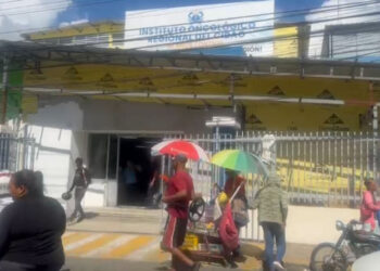 Comunitarios y familiares exigen justicia durante protesta frente al Hospital Oncológico de Santiago