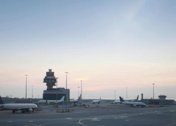 Se espera una reducción en los vuelos a partir de hoy debido al cierre del Gobierno que afecta el pago a los controladores aéreos. (FREEPIK)