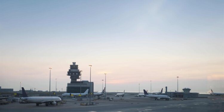 Se espera una reducción en los vuelos a partir de hoy debido al cierre del Gobierno que afecta el pago a los controladores aéreos. (FREEPIK)