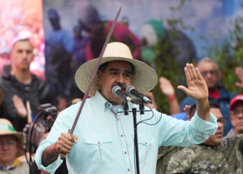 Gobierno de Maduro rechaza «robo» de «nuevo buque» con crudo venezolano por parte de EEUU El país suramericano advirtió que «estos actos no quedarán impunes» y que ejercerá «todas las acciones correspondientes, incluyendo la denuncia ante el Consejo de Seguridad de las Naciones Unidas, otros organismos multilaterales y los Gobiernos del mundo». El presidente venezolano Nicolás Maduro en un mitin con partidarios en Caracas el 10 de diciembre del 2025.   (AP foto/Ariana Cubillos) El presidente venezolano Nicolás Maduro en un mitin con partidarios en Caracas el 10 de diciembre del 2025. (AP foto/Ariana Cubillos)AP  Facebook Twitter Whatsapp Comentarios Avatar del Agencia EFE  Agencia EFE Caracas 21/12/2025 00:00 | Actualizado a 21/12/2025 00:00 El Gobierno de Nicolás Maduro rechazó este sábado el que calificó de «robo y secuestro» por parte de Estados Unidos de «un nuevo buque privado» que transportaba crudo venezolano, el segundo petrolero confiscado en menos de dos semanas por el país norteamericano en el mar Caribe, donde mantiene un despliegue militar.    En un comunicado, el Ejecutivo chavista calificó el hecho como un acto de «piratería» y denunció también la «desaparición forzada» de la tripulación.   El país suramericano advirtió que «estos actos no quedarán impunes» y que ejercerá «todas las acciones correspondientes, incluyendo la denuncia ante el Consejo de Seguridad de las Naciones Unidas, otros organismos multilaterales y los Gobiernos del mundo».   «El modelo colonialista que pretende imponer el Gobierno de los Estados Unidos con este tipo de prácticas fracasará y será derrotado», afirmó.   Caracas agregó que el derecho internacional «se impondrá y los responsables de estos graves hechos responderán ante la justicia y la historia por su criminal proceder».  El Gobierno de EE.UU. confirmó este sábado que interceptó un petrolero en aguas internacionales del Caribe, el cual, según medios, ondeaba una bandera panameña.   «En una operación al amanecer de hoy, 20 de diciembre, la Guardia Costera de Estados Unidos, con el apoyo del Departamento de Guerra, interceptó un petrolero que había atracado recientemente en Venezuela», dijo la secretaria de Seguridad Nacional, Kristi Noem, en X.  Según Noem, EE.UU. «continuará persiguiendo el movimiento ilícito de petróleo sancionado que se utiliza para financiar el narcoterrorismo en la región»: «Los encontraremos y los detendremos», agregó en la publicación, que incluye un video con imágenes desclasificadas de la operación.  Esta es la segunda embarcación interceptada en el Caribe por el Gobierno de Donald Trump, que la semana pasada incautó el buque Skipper y confiscó el crudo.   La operación fue reportada originalmente por medios como The New York Times, que confirmó que el barco detenido se llama Centuries y no forma parte de la lista de petroleros sancionados por EE.UU., según un funcionario estadounidense y dos fuentes de la industria de petróleo venezolana.  El rotativo indica que el buque pertenece a una empresa petrolera con sede en China que traslada crudo venezolano a refinerías del gigante asiático.  Trump ha intensificado en las últimas semanas su presión sobre Venezuela y recientemente ha ordenado un bloqueo total a la entrada y salida de este país a petroleros sancionados por el Gobierno estadounidense.