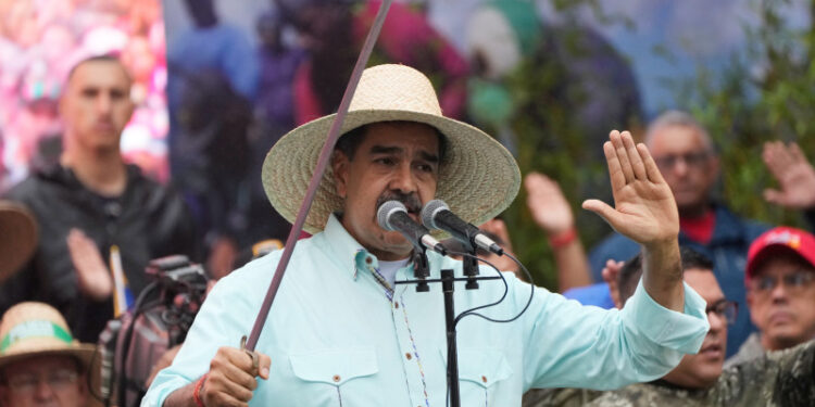 Gobierno de Maduro rechaza «robo» de «nuevo buque» con crudo venezolano por parte de EEUU El país suramericano advirtió que «estos actos no quedarán impunes» y que ejercerá «todas las acciones correspondientes, incluyendo la denuncia ante el Consejo de Seguridad de las Naciones Unidas, otros organismos multilaterales y los Gobiernos del mundo». El presidente venezolano Nicolás Maduro en un mitin con partidarios en Caracas el 10 de diciembre del 2025. (AP foto/Ariana Cubillos) El presidente venezolano Nicolás Maduro en un mitin con partidarios en Caracas el 10 de diciembre del 2025. (AP foto/Ariana Cubillos)AP Facebook Twitter Whatsapp Comentarios Avatar del Agencia EFE Agencia EFE Caracas 21/12/2025 00:00 | Actualizado a 21/12/2025 00:00 El Gobierno de Nicolás Maduro rechazó este sábado el que calificó de «robo y secuestro» por parte de Estados Unidos de «un nuevo buque privado» que transportaba crudo venezolano, el segundo petrolero confiscado en menos de dos semanas por el país norteamericano en el mar Caribe, donde mantiene un despliegue militar. En un comunicado, el Ejecutivo chavista calificó el hecho como un acto de «piratería» y denunció también la «desaparición forzada» de la tripulación. El país suramericano advirtió que «estos actos no quedarán impunes» y que ejercerá «todas las acciones correspondientes, incluyendo la denuncia ante el Consejo de Seguridad de las Naciones Unidas, otros organismos multilaterales y los Gobiernos del mundo». «El modelo colonialista que pretende imponer el Gobierno de los Estados Unidos con este tipo de prácticas fracasará y será derrotado», afirmó. Caracas agregó que el derecho internacional «se impondrá y los responsables de estos graves hechos responderán ante la justicia y la historia por su criminal proceder». El Gobierno de EE.UU. confirmó este sábado que interceptó un petrolero en aguas internacionales del Caribe, el cual, según medios, ondeaba una bandera panameña. «En una operación al amanecer de hoy, 20 de diciembre, la Guardia Costera de Estados Unidos, con el apoyo del Departamento de Guerra, interceptó un petrolero que había atracado recientemente en Venezuela», dijo la secretaria de Seguridad Nacional, Kristi Noem, en X. Según Noem, EE.UU. «continuará persiguiendo el movimiento ilícito de petróleo sancionado que se utiliza para financiar el narcoterrorismo en la región»: «Los encontraremos y los detendremos», agregó en la publicación, que incluye un video con imágenes desclasificadas de la operación. Esta es la segunda embarcación interceptada en el Caribe por el Gobierno de Donald Trump, que la semana pasada incautó el buque Skipper y confiscó el crudo. La operación fue reportada originalmente por medios como The New York Times, que confirmó que el barco detenido se llama Centuries y no forma parte de la lista de petroleros sancionados por EE.UU., según un funcionario estadounidense y dos fuentes de la industria de petróleo venezolana. El rotativo indica que el buque pertenece a una empresa petrolera con sede en China que traslada crudo venezolano a refinerías del gigante asiático. Trump ha intensificado en las últimas semanas su presión sobre Venezuela y recientemente ha ordenado un bloqueo total a la entrada y salida de este país a petroleros sancionados por el Gobierno estadounidense.