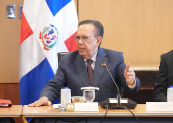 Valdez Albizu se reúne con banqueros; dice sistema financiero tiene altos niveles de rentabilidad