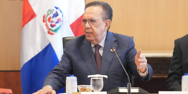 Valdez Albizu se reúne con banqueros; dice sistema financiero tiene altos niveles de rentabilidad