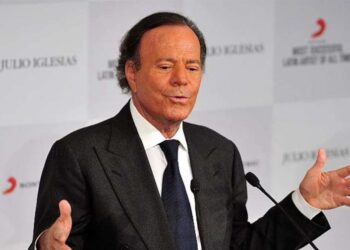 Julio Iglesias dice a Hola que todo se va a aclarar y su entorno cercano niega los hechos