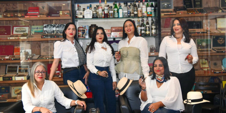 cigarro  Fumar puros: el placer que también están ‘husmeando’ las mujeres