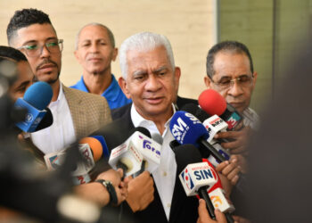 Ricardo de los Santos Presidente del Senado plantea llamar Aerodom a capítulo por retrasos de obra El presidente de ese órgano legislativo, Ricardo de los Santos, informó ayer que utilizarán los mecanismos de fiscalización y control del Congreso Nacional contemplados en la Carta Magna, para citar a Aerdom y cuestionarle sobre los retrasos en la ejecución de la obra aeroportuaria. El presidente del Senado, Ricardo de los Santos, expresa que utilizarán mecanismos de fiscalización y control a la empresa. El presidente del Senado, Ricardo de los Santos, expresa que utilizarán mecanismos de fiscalización y control a la empresa.ld Facebook Twitter Whatsapp Comentarios Avatar del Ángel Valdez Ángel Valdez Santo Domingo, RD 03/02/2026 00:05 | Actualizado a 03/02/2026 00:05 Mientras que la Fuerza del Pueblo (FP) asegura que el Gobierno no tiene calidad moral para judicializar a la empresa Aeropuertos Dominicanos Siglo XXI (Aerodom), tras haber renegociado un contrato “sin revisar nada”, la bancada del Partido Revolucionario Moderno (PRM) en el Senado de la República respalda al mandatario Abinader. Listín Diario