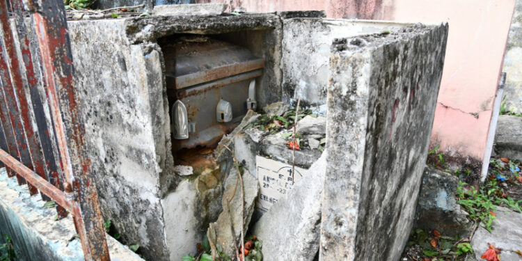 Cementerio Cementerio de Los Mina: Usan panteones como zafacones