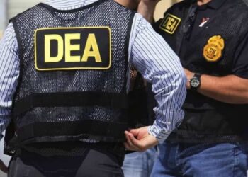 Supervisor de la DEA arrestado y acusado de conspiración para sobornar y fraude de visas
