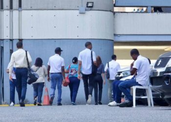 Los empleados públicos trabajan cuatro horas menos y cobran más