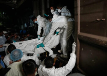 EMIRATOS ÁRABES UNIDOS Estados Unidos hunde un buque de guerra iraní en el océano Índico