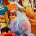 ¿Cómo se preparan los comercios ante la prohibición de entrega de fundas gratuitas?