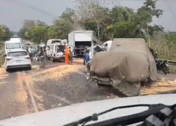 Cinco heridos durante choque de dos camiones y un motor en la circunvalación Santo Domingo