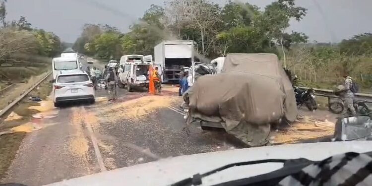 Cinco heridos durante choque de dos camiones y un motor en la circunvalación Santo Domingo
