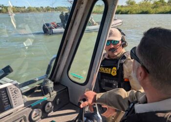 Frontera de Texas recibe migrantes de más de 60 países mientras traficantes usan drones para vigilar a agentes