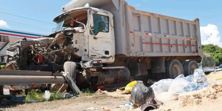 Fallas de diseño y conducta elevan los accidentes en la autopista 6 de Noviembre