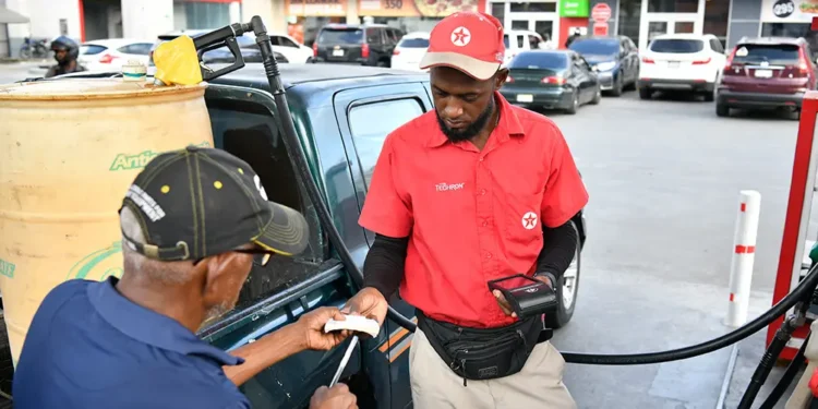 Gasolinas y gasoil aumentan hasta RD$9.00 por galón