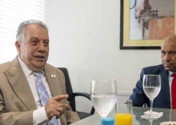 «En la Cruz Roja, somos mucho más que sangre y ambulancias» La institución humanitaria celebra hoy su 99 aniversario con más de 10,000 voluntarios activos y presencia a nivel nacional para responder a desastres y emergencias  Claudia FernándezClaudia FernándezClaudia Fernández – Twitter Santo Domingo – abr. 15, 2026 | 12:01 a. m.| 6 min de lectura Compartir»En la Cruz Roja, somos mucho más que sangre y ambulancias»»En la Cruz Roja, somos mucho más que sangre y ambulancias»»En la Cruz Roja, somos mucho más que sangre y ambulancias»CompartirCompartir Expandir imagen»En la Cruz Roja, somos mucho más que sangre y ambulancias» Miguel Sanz Flores y Blaurio Alcántara abogan por mayor participación del sector privado en las labores de la Cruz Roja Dominicana. (DIARIO LIBRE/NELSON PULIDO)  ¿Quieres resumir esta noticia?Clic aquí La Cruz Roja Dominicana conmemora hoy, 15 de abril, sus 99 años de fundación, fungiendo como una de las instituciones humanitarias más importantes del país, con presencia en todo el territorio nacional y un rol clave en la atención de emergencias, la prevención de riesgos y la asistencia social.  Fundada el 15 de abril de 1927 por iniciativa de la entonces primera dama, Trina de Moya, junto a un grupo de médicos, la institución tuvo su primera gran prueba apenas tres años después, tras el devastador ciclón de San Zenón en 1930.  A partir de ese momento, comenzó a consolidarse como un actor clave en la respuesta a desastres en el país.  Aunque tradicionalmente la población asocia la Cruz Roja con la donación de sangre y el servicio de ambulancias, sus autoridades aseguran que su labor es mucho más amplia.   «La mayoría de las personas cuando hablan de Cruz Roja piensan en sangre y ambulancia, pero, somos mucho más que eso. El primer pilar que tiene la Cruz Roja es justamente la prevención: prevención de accidentes, prevención familiar, llamar a la prudencia», afirmó su director, Blaurio Alcántara.  Actualmente, la institución desarrolla programas de formación en primeros auxilios, salud comunitaria, apoyo psicosocial y preparación ante emergencias, además de impulsar sistemas de alerta temprana en provincias como San Juan y La Altagracia para monitorear fenómenos climáticos, un programa de gallinas ponedoras, producción y panaderías para madres solteras en Elías Piña y Pedernales y sus tradicionales operativos por Semana Santa y Navidad.  Email icon Recibe las principales noticias del día en tu bandeja de correo con nuestro newsletter Lo que tienes que saber.  Introduce tu email Con más de 10,000 voluntarios activos y 156 filiales en todo el país, la Cruz Roja Dominicana se caracteriza por su rápida capacidad de respuesta ante emergencias. «Somos los primeros en llegar y los últimos en salir», aseguró Alcántara, al recordar la reciente intervención tras las lluvias del pasado 8 de abril, donde los equipos comenzaron a operar desde la madrugada.  Estos voluntarios, capacitados en distintas áreas, realizan evaluaciones de daños, levantamientos de información y mapeo, ubicación de albergues y distribución de ayuda humanitaria, incluyendo kits de higiene, alimentos, herramientas, acceso a agua potable mediante plantas móviles y un almacén de apoyo logístico para dar soporte hasta a cinco mil familias.  «A las personas hay que enseñarles que no pueden vivir haciendo casas a orillas de ríos y cañadas y las alertas rojas deben respetarlas», subrayó.  La Cruz Roja también forma parte del sistema nacional de respuesta a emergencias, siendo la única entidad privada que participa en el Centro de Operaciones de Emergencias (COE).  «Somos la única institución de derecho privado que participa en el COE, somos la única institución auxiliar de los poderes del Estado en materia humanitaria», explicó su presidente, Miguel Sanz Flores.   153 ambulancias  Además, es uno de los principales proveedores del sistema 9-1-1, con una flota de 153 ambulancias equipadas y operadas por personal propio.  «El servicio que prestamos lo cubre la Cruz Roja, suministramos no solamente la ambulancia, sino todo lo que tiene que ver con los equipamientos, el personal, mantenimiento, combustible» Miguel Sanz Flores Presidente de la Cruz Roja Dominicana “ Sin embargo, advirtió que este servicio opera prácticamente subsidiado, debido a los altos costos operativos y el limitado apoyo económico, en especial, del sector privado.  «La Cruz Roja recibe, desde hace más o menos treinta años, tres millones y pico de pesos del Estado Dominicano», indicaron, al tiempo que explicaron que solo el banco de sangre requiere alrededor de ocho millones de pesos al mes para operar.  RELACIONADAS Cruz Roja dispone de almacén humanitario para servicios de emergencia tras fenómenos atmosféricos Salud Cruz Roja dispone de almacén humanitario para servicios de emergencia tras fenómenos atmosféricos Cruz Roja Dominicana impulsa acciones para garantizar acceso a agua segura Medio Ambiente Cruz Roja Dominicana impulsa acciones para garantizar acceso a agua segura Más de 10 mil voluntarios de la Cruz Roja participarán en operativo de Semana Santa Nacional Más de 10 mil voluntarios de la Cruz Roja participarán en operativo de Semana Santa Sangre segura En julio de 1949, la Cruz Roja fundó el primer banco de sangre en el país, de ahí la asociación como proveedor del componente biológico.  Para que una pinta sea segura, debe somertese a unos 14 o 15 análisis, incluyendo VIH y hepatitis. Sanz recordó que la sangre O+ es la más frecuente, mientras que las de factor negativo, especialmente la O- y la A-, son más escasas. El tipo B+ también puede presentar escasez. Actualmente, la Cruz Roja funciona en 191 países alrededor del mundo.   El desafío de la donación de sangre en nuestro país De acuerdo con Sanz y Alcántara, uno de los principales retos que enfrenta la institución sigue siendo la falta de donación voluntaria de sangre.  «Nosotros seguimos más o menos en lo mismo», reconoció su presidente, al señalar que apenas entre 1.5 % y 1.6 % de la población dona sangre, muy por debajo del 5 % recomendado internacionalmente.   El 90 % de esa sangre recibida es por reposición, es decir, cuando un familiar necesita sangre, lo que limita la disponibilidad en situaciones de emergencia.  «Solo sabemos la importancia de la sangre cuando tenemos una emergencia», resaltó.  Diariamente, la Cruz Roja procesa unas 200 pintas. «El tema de sangre es de política pública. La sangre no se hace en laboratorio, se requiere haber conciencia de donar y para lograr eso tenemos que asumir esto como un tema país», enfatizó el director.  Para enfrentar esta situación, la Cruz Roja ha implementado un banco móvil de sangre y promueve alianzas con empresas e instituciones para fomentar la donación voluntaria desde el bachillerato.  «No importa si usted vive en una torre o vive en una cañada, puede necesitar de las acciones de la Cruz Roja. Si no hay donaciones, si no hay cultura de donar, no importa que haya hemocentro, no es cuestión de edificios», destacó Alcántara.  «Nuestra rentabilidad es la social. Es decir, ¿cuántas personas nosotros hemos atendido en un año? No repartimos dividendos, no perseguimos lucros», intervino Sanz.  Llamado a las ARS Los directivos de la Cruz Roja hicieron un llamado a las Administradoras de Riesgos de Salud (ARS) para que incluyan el tamizaje de la sangre dentro de sus planes de cobertura.  «No se justifica que las demás ARS no tengan en su catálogo la cobertura de sangre, solo Senasa. No vendemos sangre, cobramos la cuota de recuperación por la tamización, unos 4,000 pesos», dijo Blaurio Alcántara.