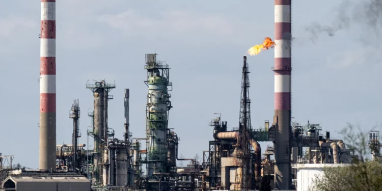 El petróleo de Texas baja un 3,15 % tras los últimos datos de la AIE, hasta 95,96 dólares