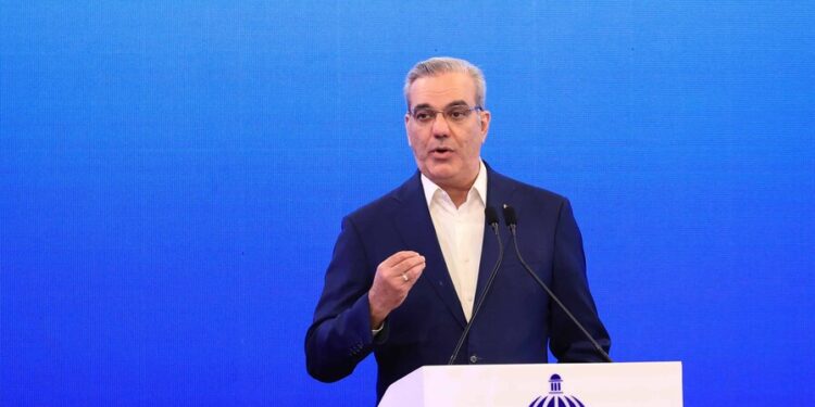 Abinader dice la pobreza monetaria bajó a 15.3 % en primer trimestre de 2026