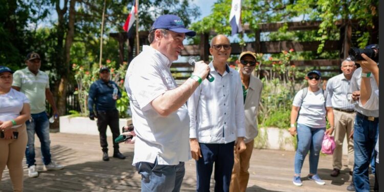 Vicepresidente de Seaboard y sus colaboradores realizan visita al Parque Ecológico Las Lagunas