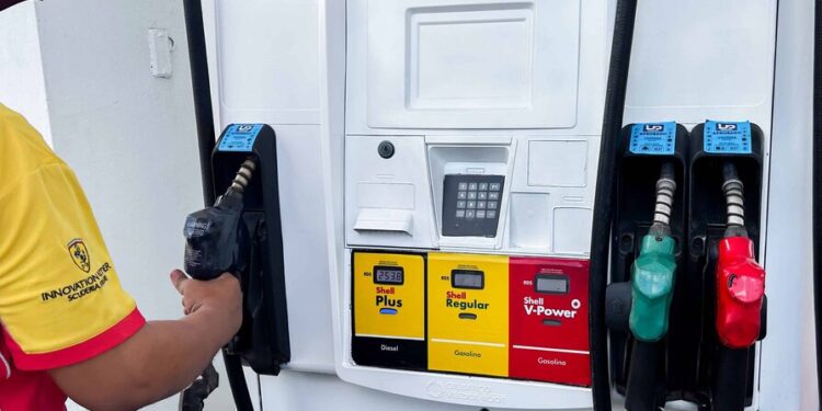 El sello del Indocal que garantiza que las «bombas» venden el combustible pagado