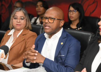 Colegio Médico Dominicano CMD denuncia presuntas irregularidades en los fondos de los médicos Peña Núñez explicó que las revisiones y análisis realizados pudieron detectar una serie de inconsistencias en la situación financiera y administrativa del IPPS, las cuales están siendo examinadas para determinar su alcance. El presidente del Colegio Médico Dominicano, Luis Alberto Peña Núñez, informó sobre presuntas “irregularidades” en el Instituto de Previsión y Protección Social del Médico (IPPS). El presidente del Colegio Médico Dominicano, Luis Alberto Peña Núñez, informó sobre presuntas “irregularidades” en el Instituto de Previsión y Protección Social del Médico (IPPS).Leonel Matos  Facebook Twitter Whatsapp Comentarios Avatar del Nikauly García Compres  Nikauly García Compres Santo Domingo, RD 07/06/2026 12:02 | Actualizado a 07/06/2026 18:19 El presidente del Colegio Médico Dominicano (CMD), Luis Alberto Peña Núñez, informó la mañana de este domingo presuntas “irregularidades” en el Instituto de Previsión y Protección Social del Médico (IPPS).    Listín Diario