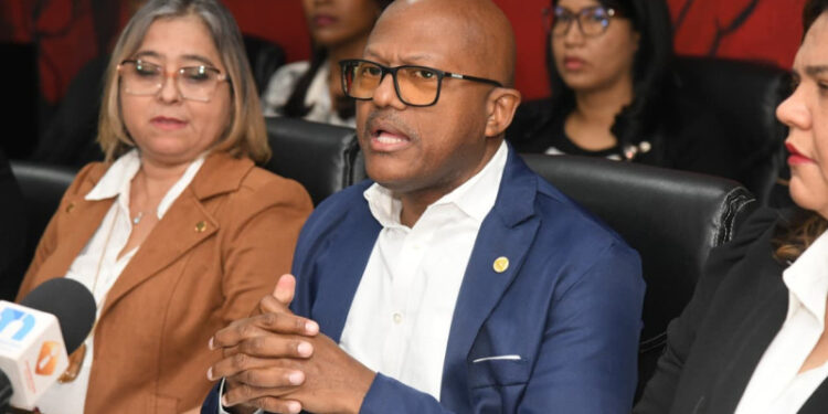 Colegio Médico Dominicano CMD denuncia presuntas irregularidades en los fondos de los médicos Peña Núñez explicó que las revisiones y análisis realizados pudieron detectar una serie de inconsistencias en la situación financiera y administrativa del IPPS, las cuales están siendo examinadas para determinar su alcance. El presidente del Colegio Médico Dominicano, Luis Alberto Peña Núñez, informó sobre presuntas “irregularidades” en el Instituto de Previsión y Protección Social del Médico (IPPS). El presidente del Colegio Médico Dominicano, Luis Alberto Peña Núñez, informó sobre presuntas “irregularidades” en el Instituto de Previsión y Protección Social del Médico (IPPS).Leonel Matos  Facebook Twitter Whatsapp Comentarios Avatar del Nikauly García Compres  Nikauly García Compres Santo Domingo, RD 07/06/2026 12:02 | Actualizado a 07/06/2026 18:19 El presidente del Colegio Médico Dominicano (CMD), Luis Alberto Peña Núñez, informó la mañana de este domingo presuntas “irregularidades” en el Instituto de Previsión y Protección Social del Médico (IPPS).    Listín Diario